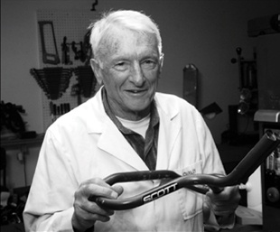 Скотт начал свою работу в 1958 году, когда Эд Скотт создал революционные алюминиевые лыжные палки